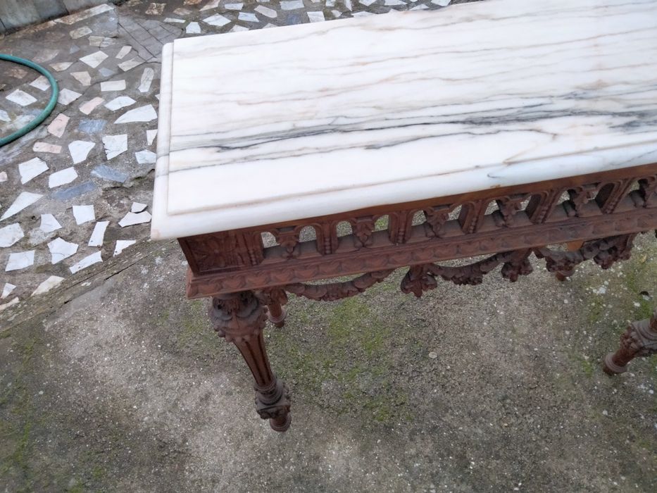 Mesa de entrada em madeira trabalhada por artesãos e tampo em mármore