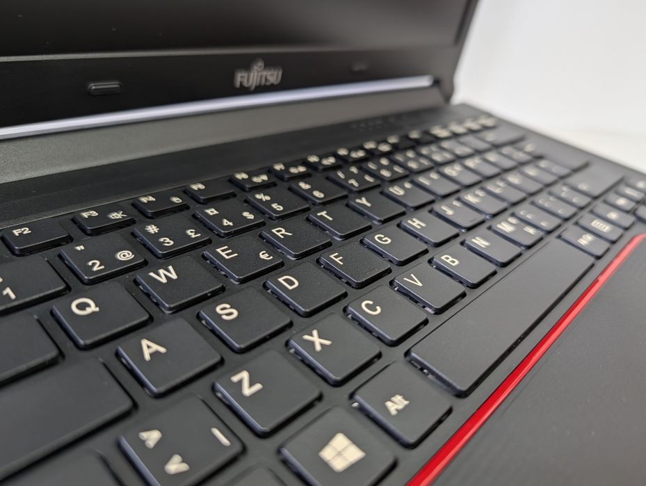 Надійний Fujitsu LIFEBOOK E546/i3-6100U/8GB/256GB/HD/14/Компактний