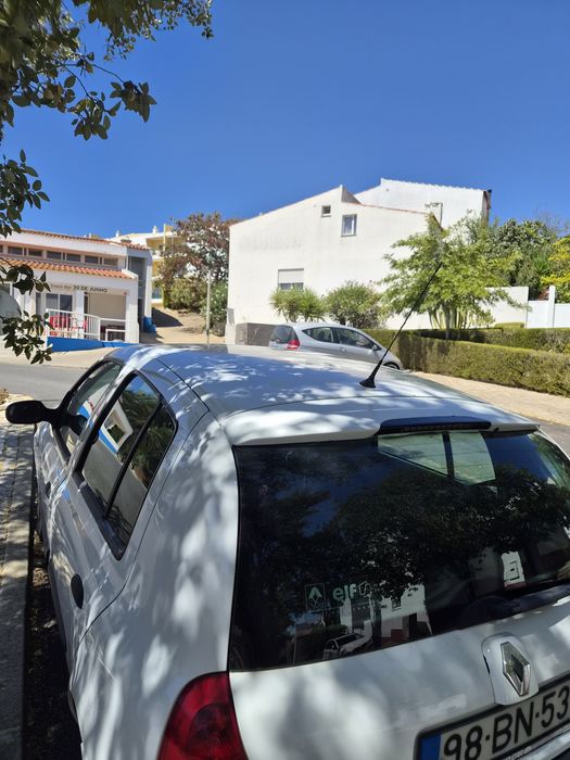 Renault clio na cor branca com jantes original