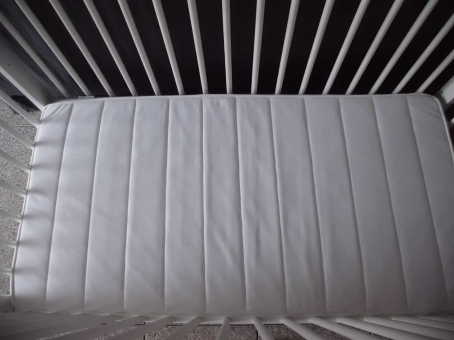 Berço para bebé com colchão