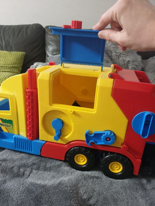 Dwie śmieciarki firmy Wader