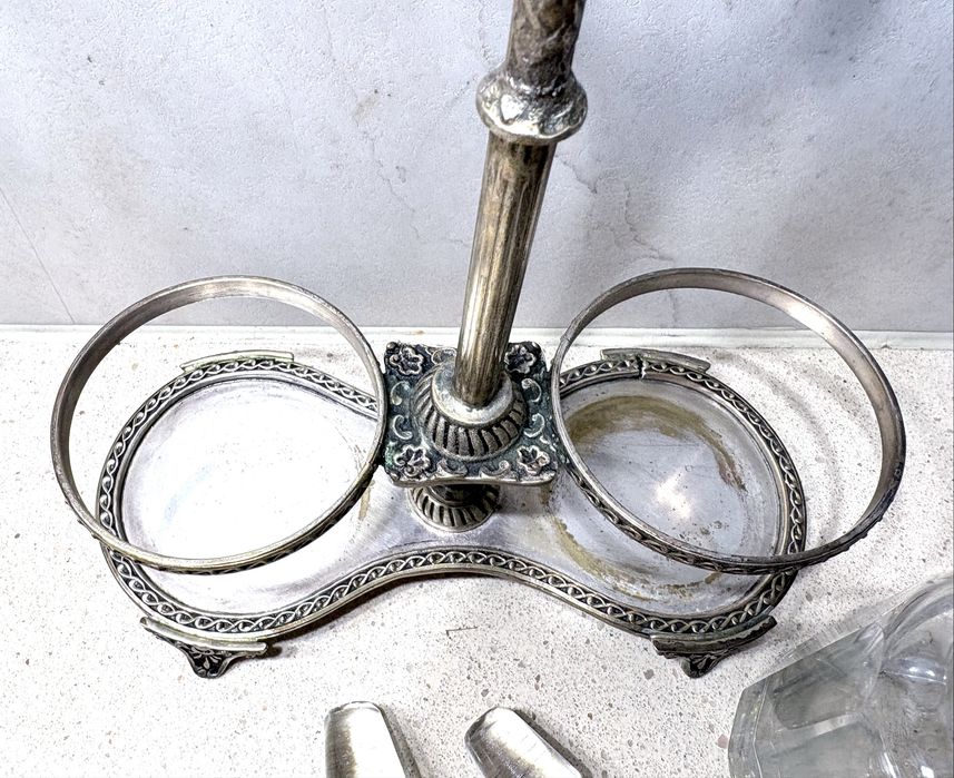 Antigo galheteiro Arte Nova com banho em prata e galhetas em cristal
