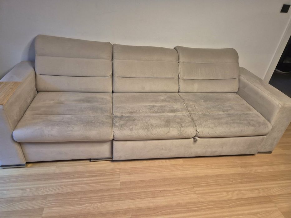 Sofa  z regulowanymi  zagłówkami