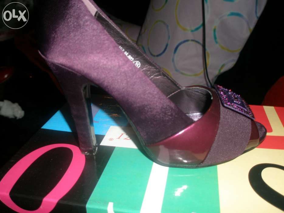 Sapatos bordeaux novos