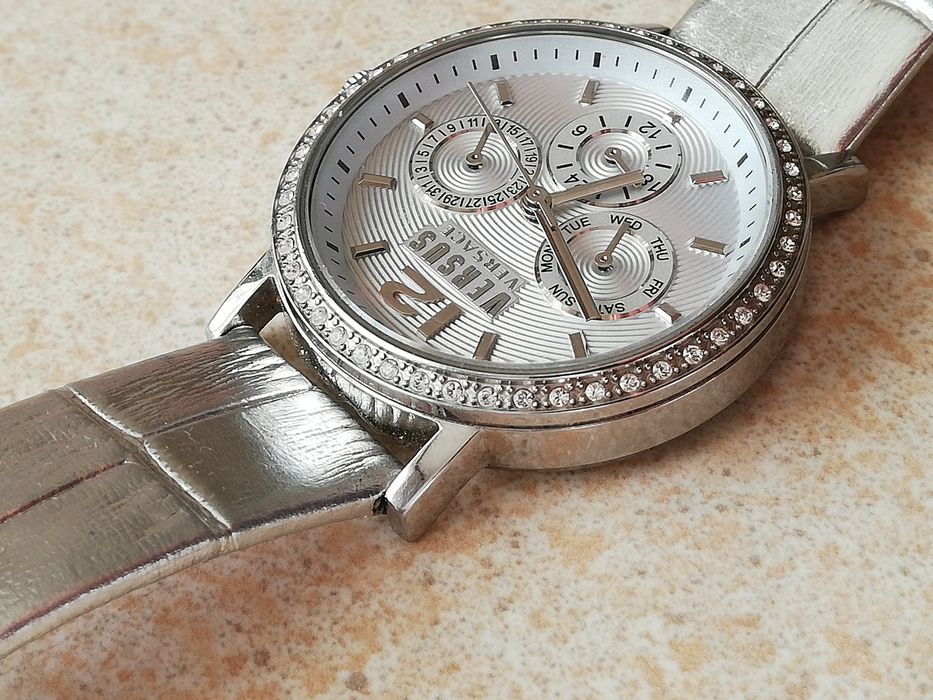 Женские часы Versus Versace.