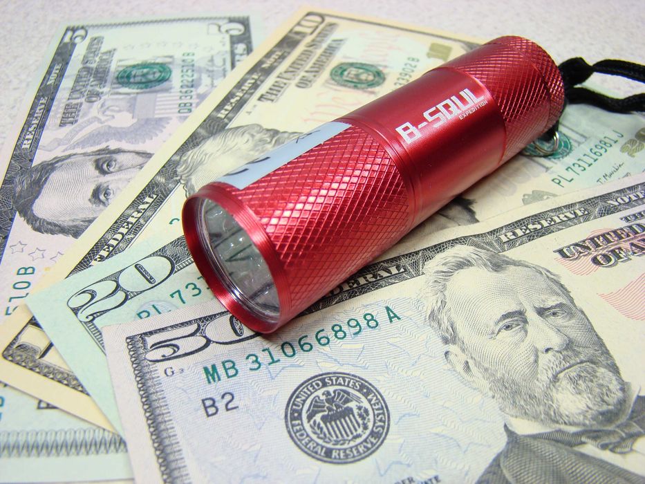 Latarka UV 9xLED taktyczna Tester banknotów bursztynu na 3 baterie AAA