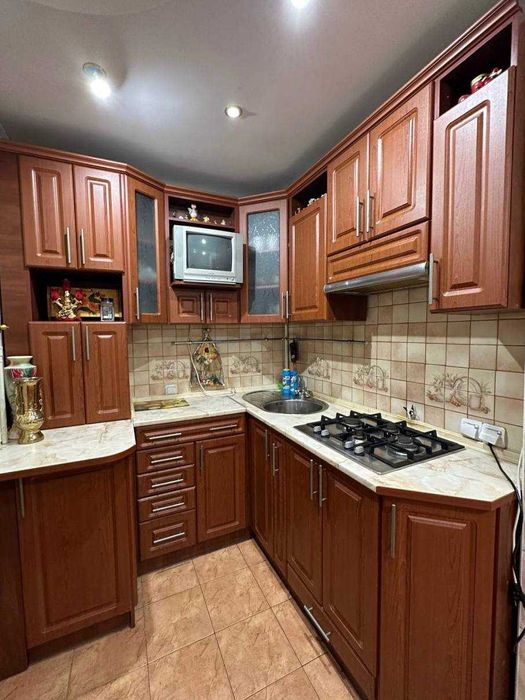 Продам трикімнатну квартиру з автономним опаленням у с. Рівнопілля