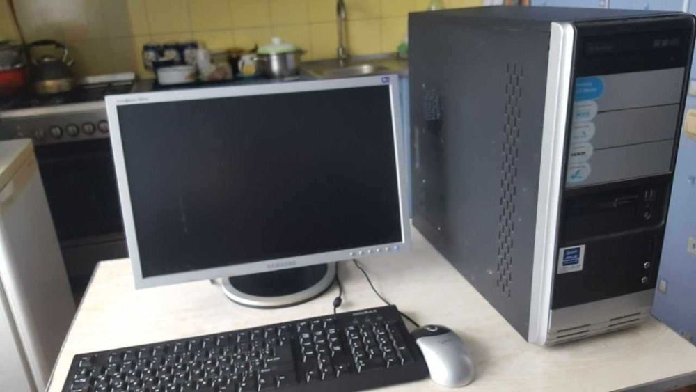 Офісний комп*ютер:системний блок, монітор, клавіатура, миша.