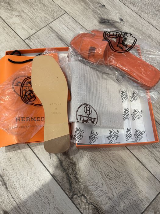 Помаранчеві шльопанці Hermes