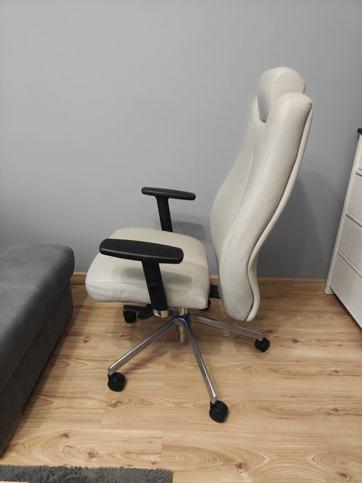 Fotel gamingowy premium ze skóry naturalnej – komfort i styl