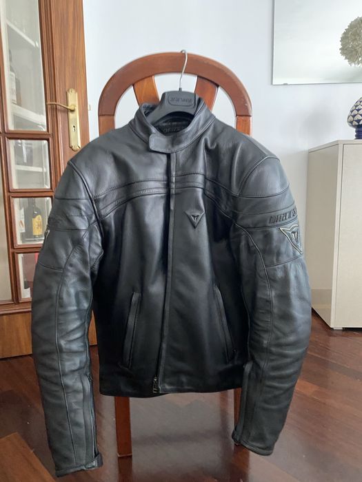 Blusão Couro Moto Dainise em perfeito estado