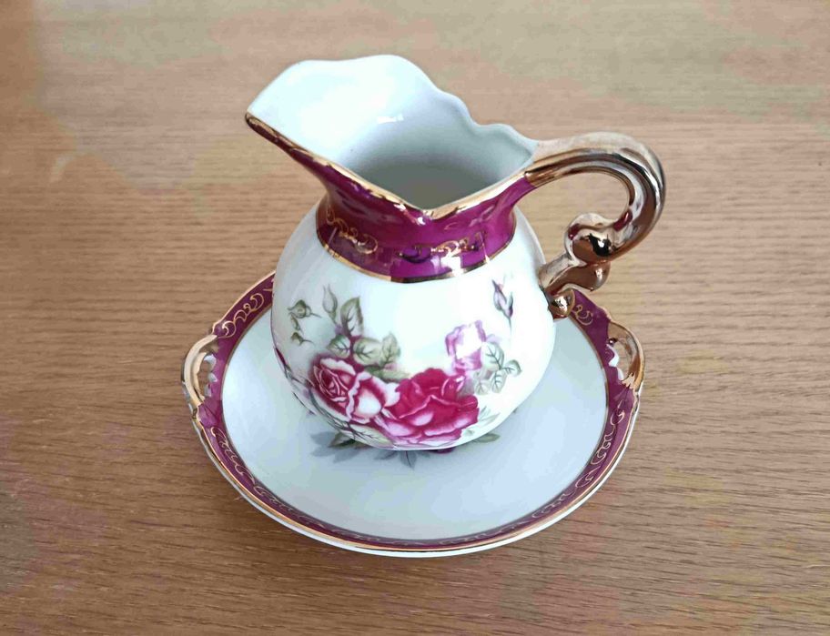 Leiteira e pires de porcelana japonesa