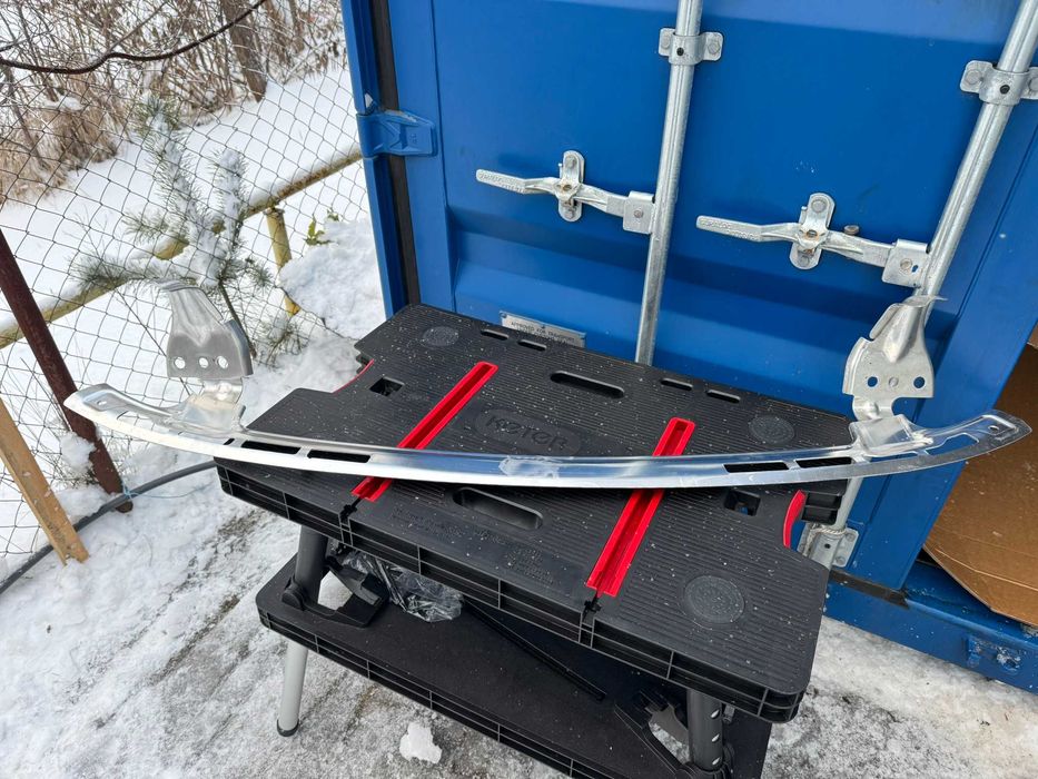 Сабля Tesla Model Y