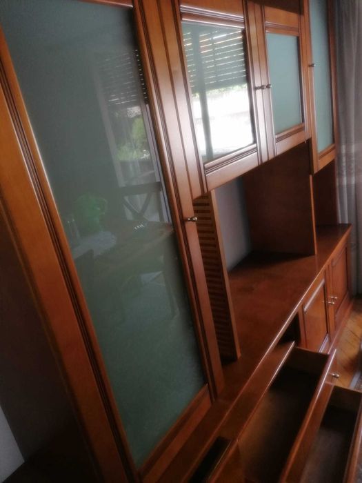 Movel como novo, em cerejeira. Com muita arrumação.