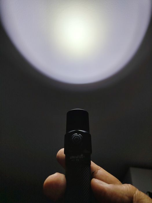 "UltraFire T5 – Pequena, Ultraleve e Poderosa! Domina a Noite com Luz