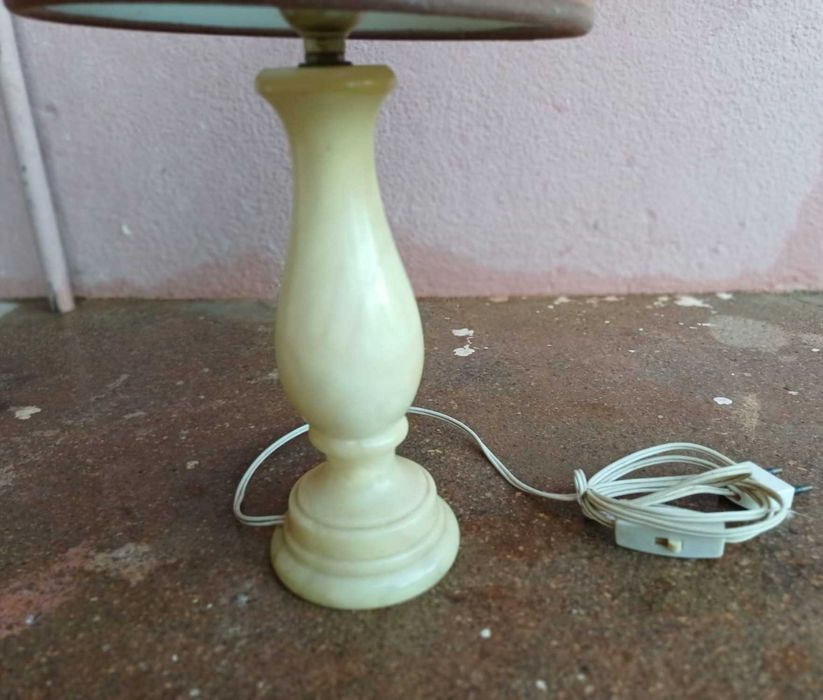 Candeeiro de mesa de cabeceira, com abajur em tecido e a base mármore