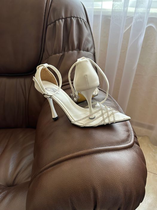 Весільні туфлі зі стразами