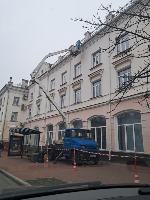 Прибирання снігу бурульок сосулек чистка збивання уборка снега