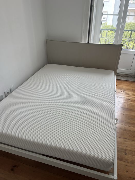 Colchão de casal, protetor e cama