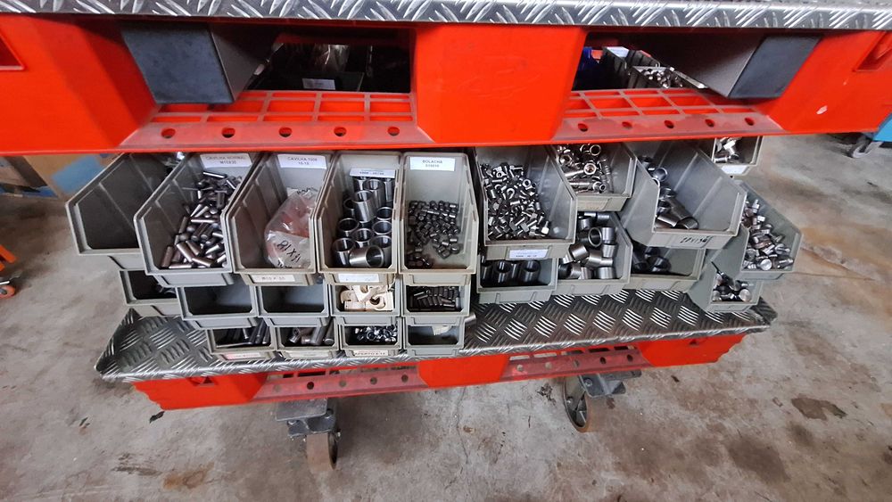 Cinco carrinhos com material hidráulico novo
