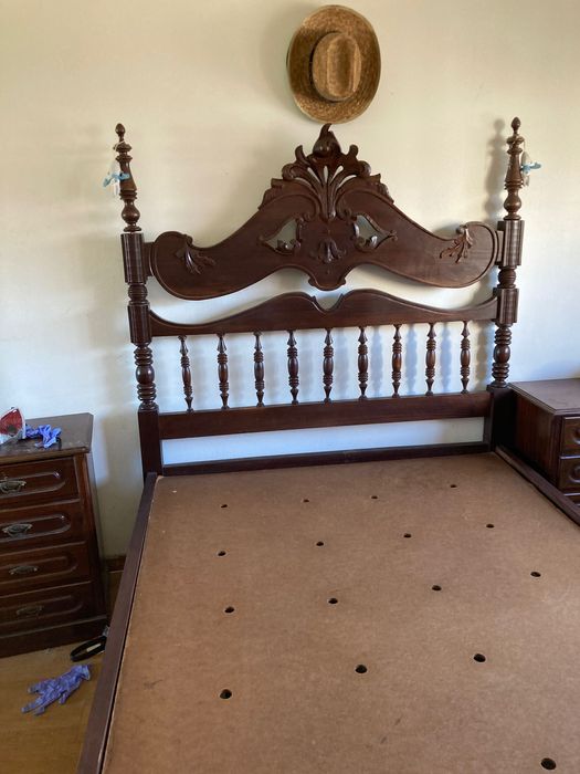 Cama, colchão, mesas