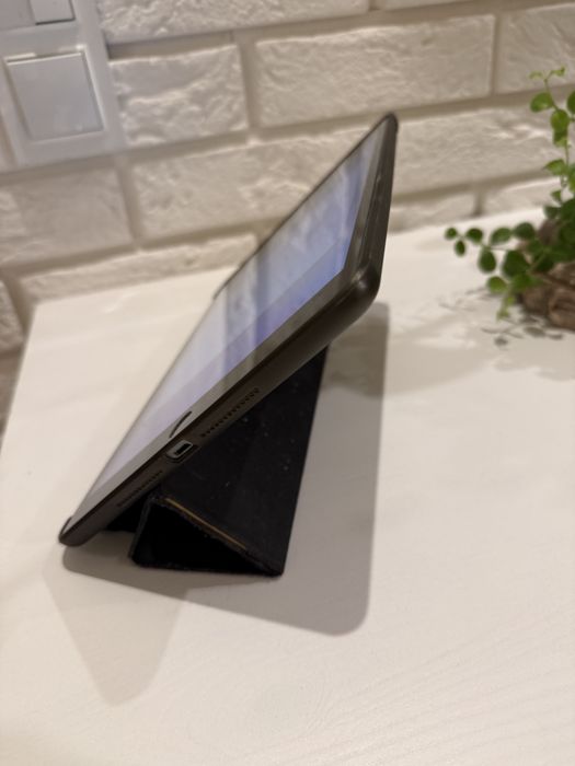 iPad 8 generacji z etui, pudełkiem i ładowarką