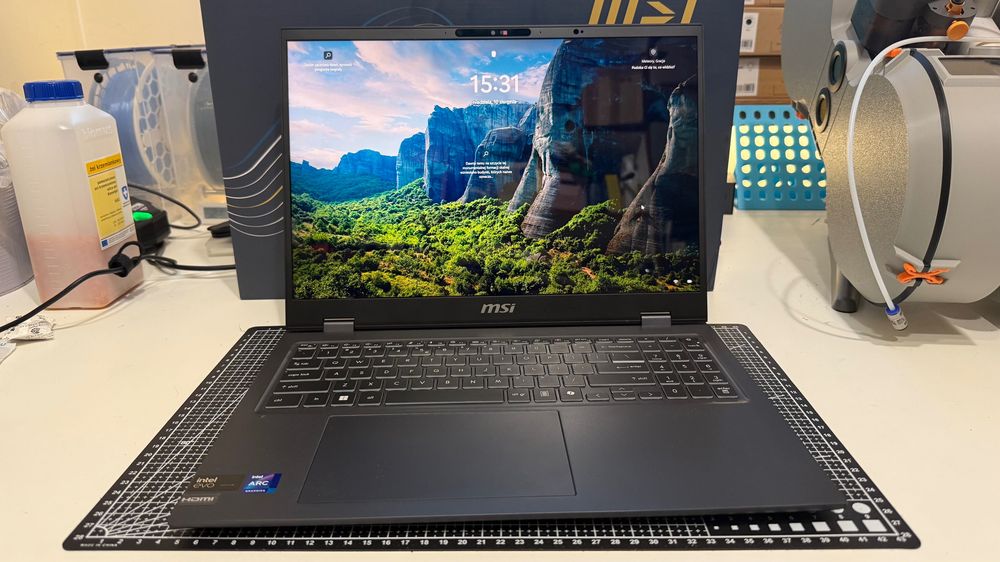 MSI Prestige 16" AI Evo: 1 TB, 16 GB — Intel Ultra 5 - Windows 11 Pro