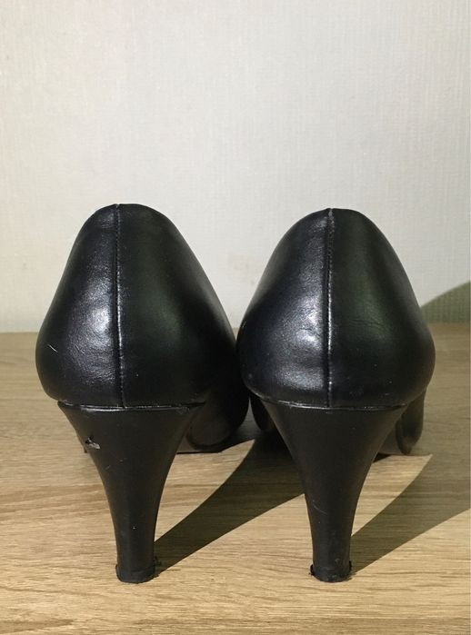 Czarne buty na obcasie