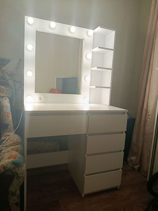 Стол туалетный, макияжный, с подсветкой и розетка новый!!!