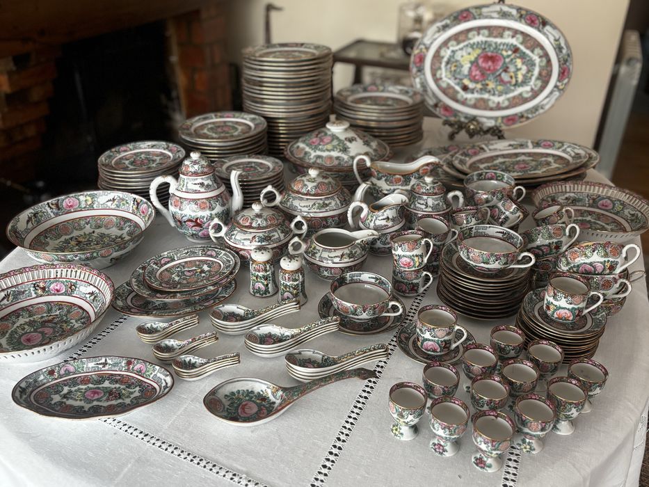 Serviço porcelana chinesa Macau – Rose Medallion (154 peças, 50 anos)