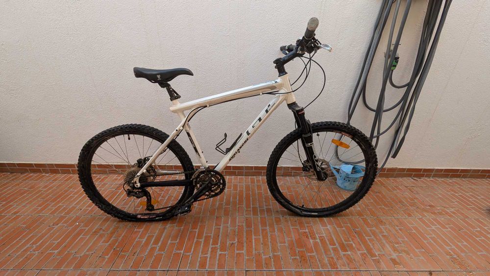 Bicicleta GT Avalanche 1.0