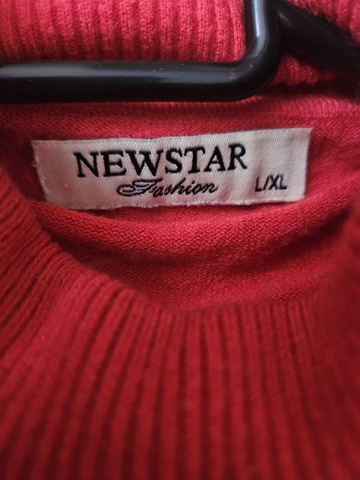 Czerwony golf dzianinowy