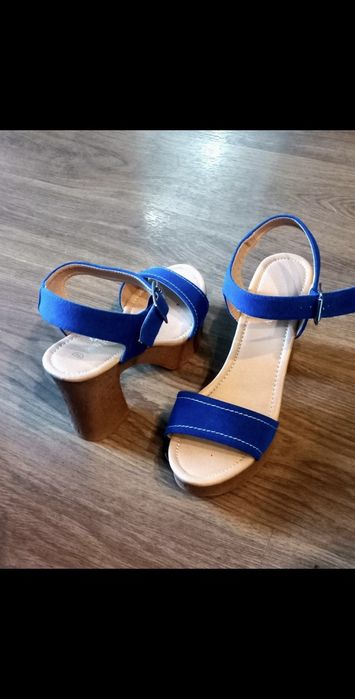 Granatowe sandały na słupku
