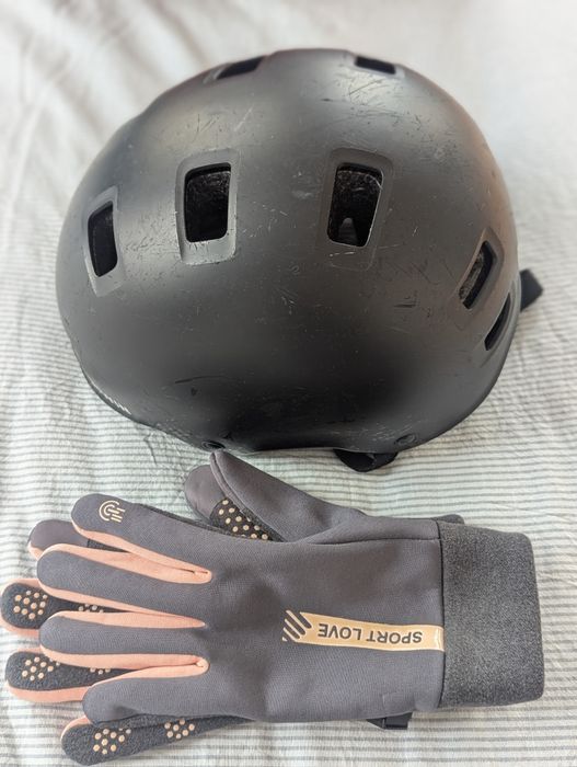 Capacete e luvas