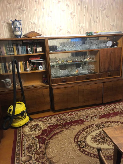 Продам квартиру на Алмазному . Поруч з зупинкою.