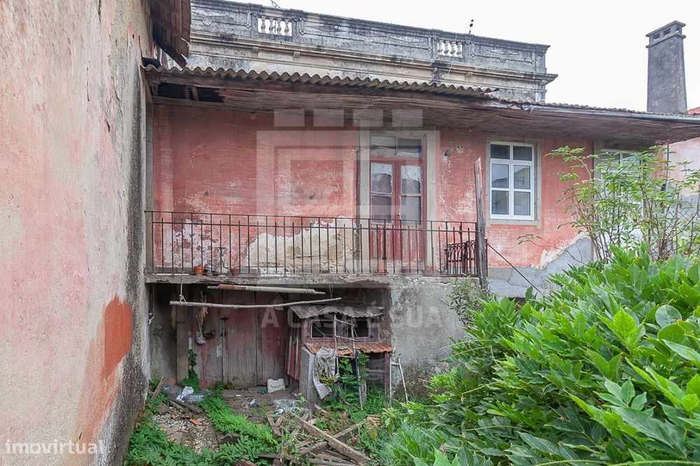 Moradia centenária com terreno no centro de São João da Madeira