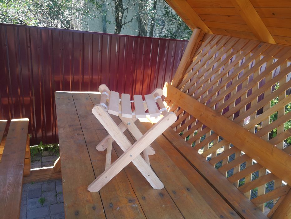 Стілець дерев'яний. Для саду, дому, для гаража