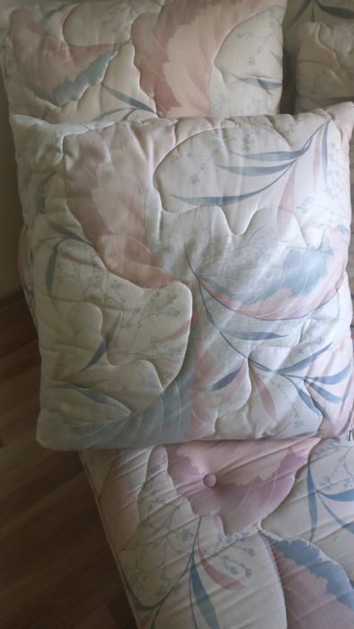 Sofa dwuosobowa wielokolorowa
