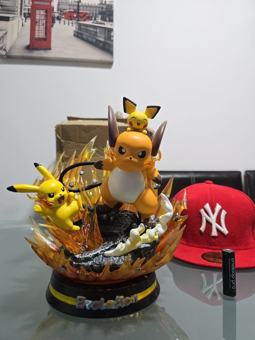 Estátua evolution Pokemon Pikachu  Raichu