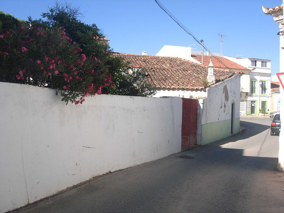 Moradia Isolada + 2 areas comerciais e jardim