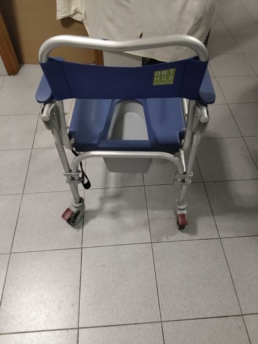 Cadeira de rodas de banho marca Orthos