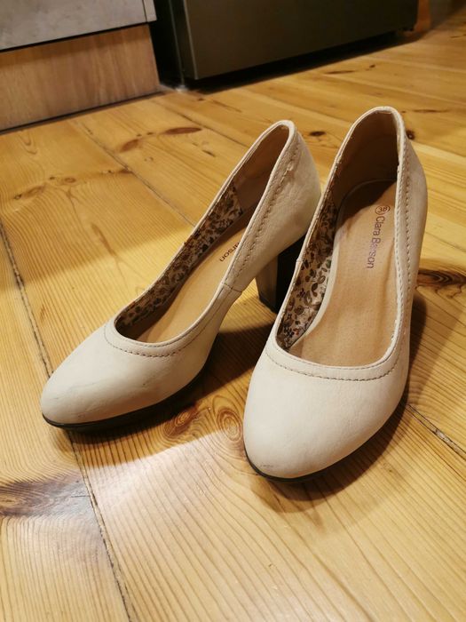 Kremowe buty na szerokim obcasie Clara Barson r. 38