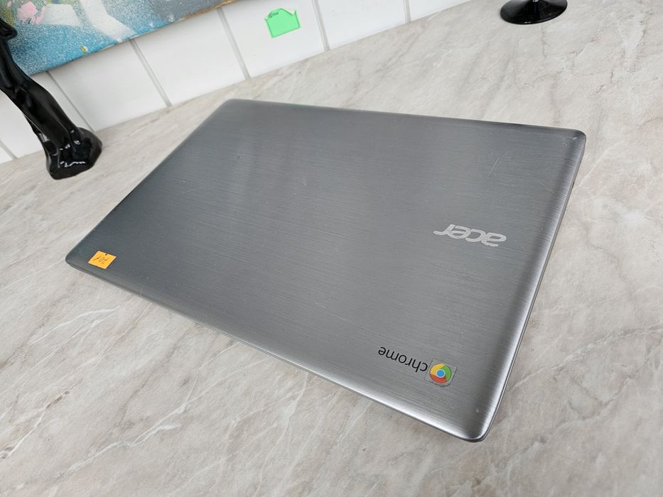 Хромбук Acer. Металевий корпус
