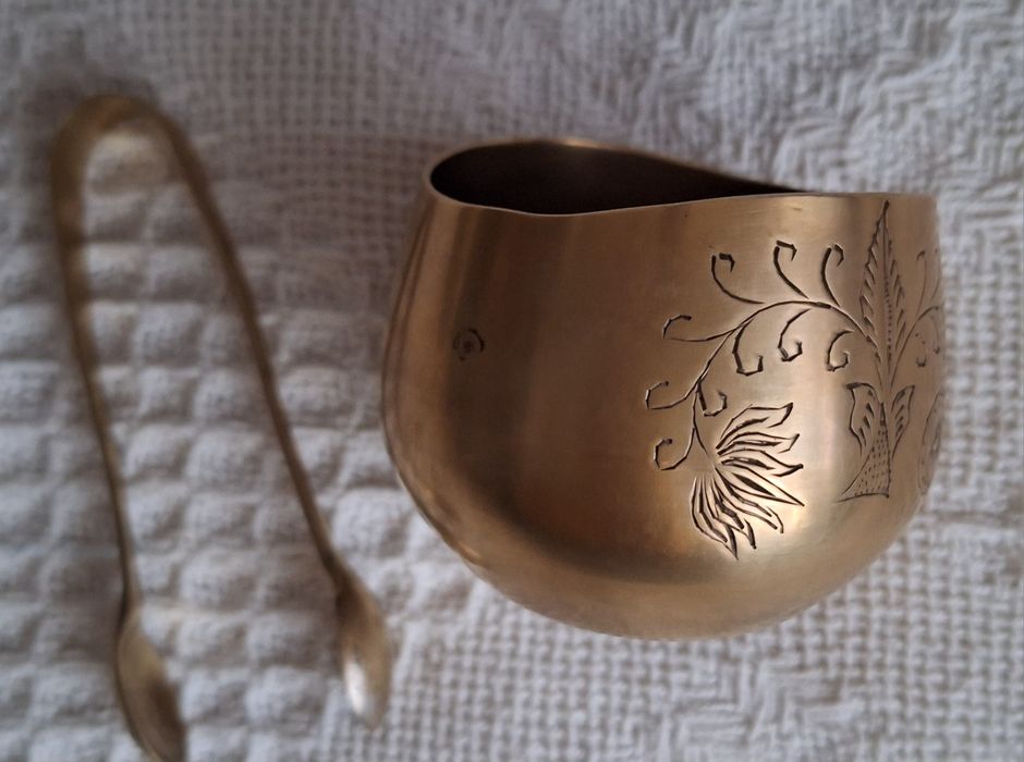 Cukiernica ze szczypcami.