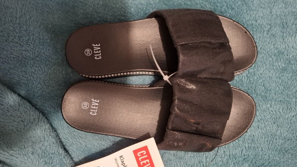 Czarne klapki ze zdobieniami