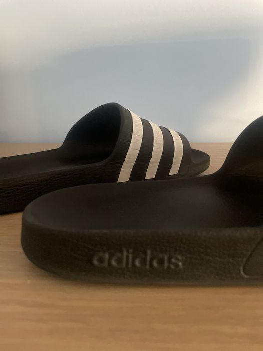 Chinelos adidas riscas branco e preto
