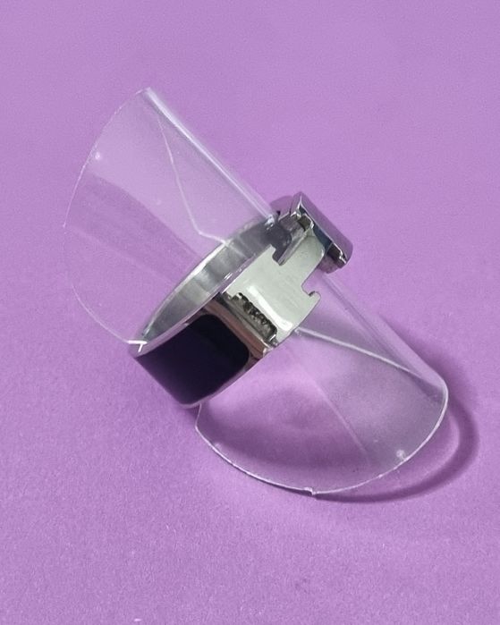 Anel preto e prateado, em aço inoxidável, com letra "H". T17