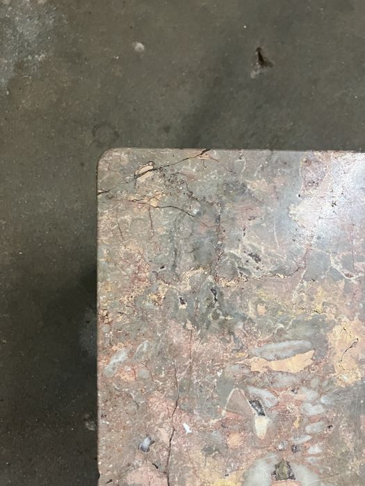 Mesa de centro antiga com tampo marmore