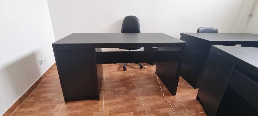 Selling IKEA desk
Transportation at buyer's expense