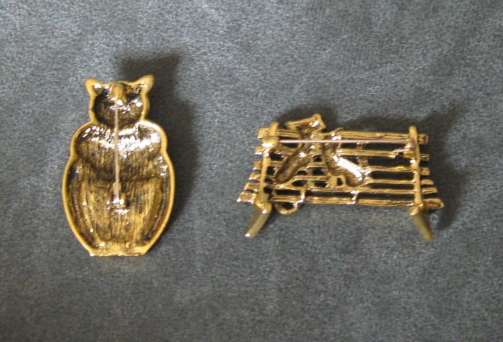 Alfinete / Broche / Pregadeira Gatos no Banco Jardim NOVO